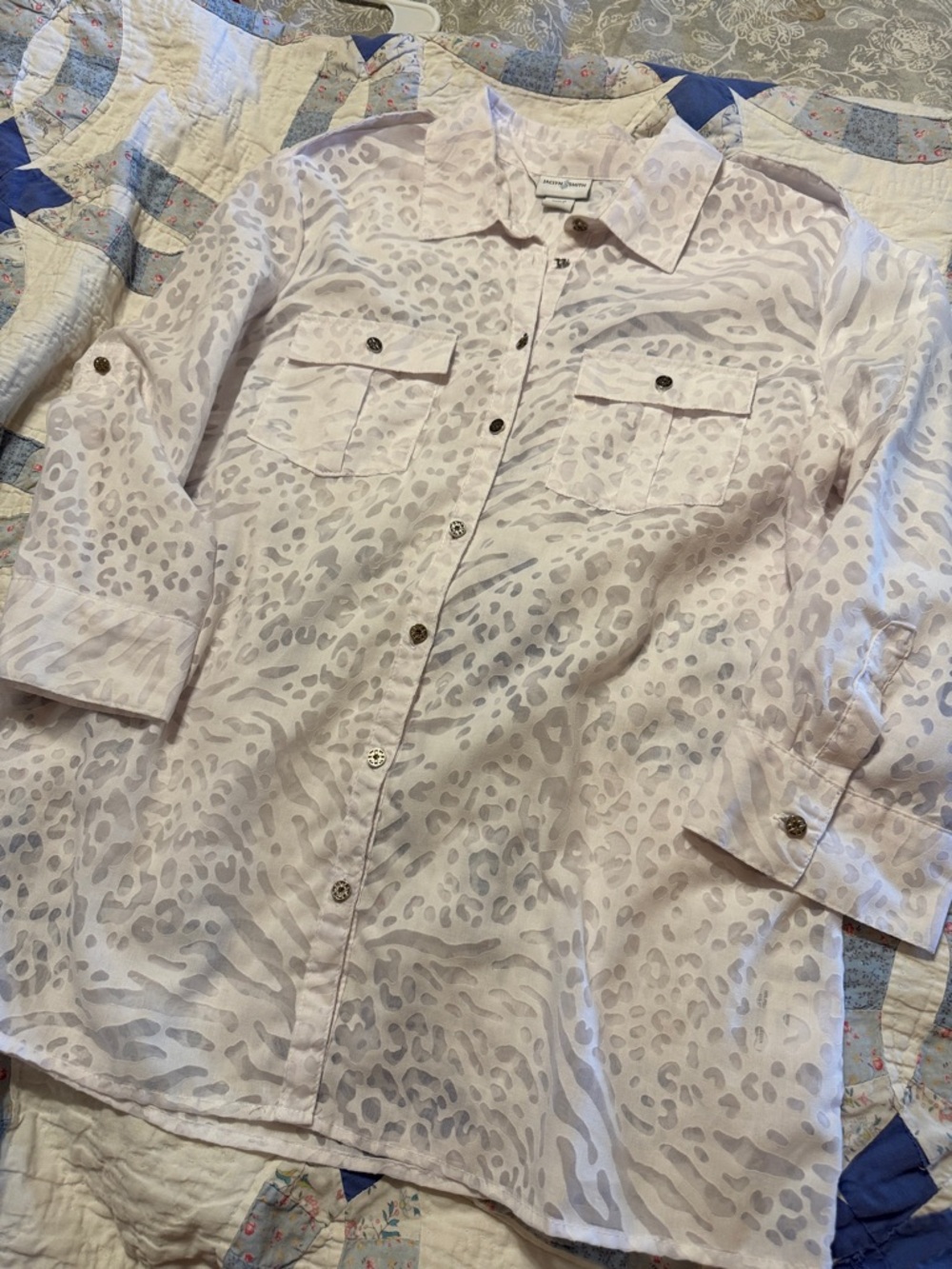 JACLYN SMITH White Leopard Pattern Button-Up Shirt w Button cuffs.